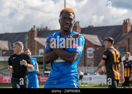 Adama Sidibeh spielte als Stürmer für Warrington Rylands gegen Morpeth Town, Warrington, England, 26. August 2023 Stockfoto