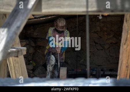 Potosi, Bolivien. Januar 2024. Ein Bergarbeiter arbeitet in der Pailaviri-Mine auf dem Cerro Rico (Rich Hill). In dieser Mine wird Silber abgebaut. Quelle: Alexis Demarco/dpa/Alamy Live News Stockfoto