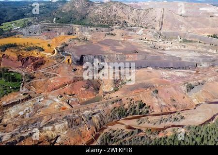 Drohnenansicht der alten Kupfer- und Goldgewinnung in Minas de Riotinto mit wunderschönen braunen, ockerfarbenen, gelben und roten Farben in Huelva mountai Stockfoto