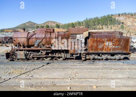 Der alte und rostige Dampfzug wurde für den Transport des Kupfers der Corta Atalaya-Bergbaugewinnung mit dem Hafen von Huelva verwendet. Reste des o Stockfoto