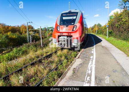 Murnau am Staffelsee: Bahnhof Murnau Ort, Lokalzug der DB, mit Gras bewachsenes Gleis, schlechte Instandhaltung in Oberbayern, Pfaffenwinkel, Oberen Stockfoto