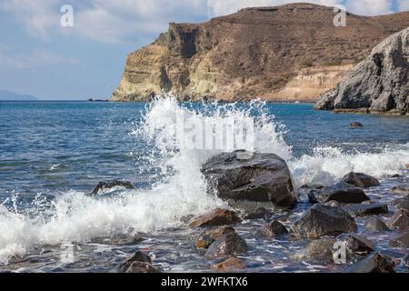 Santorini - die Wellen auf der rote Strand vom südlichen Teil der Insel. Stockfoto