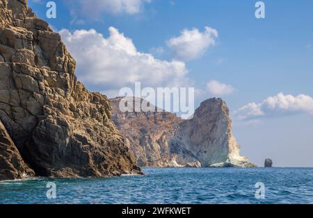 Santorini - die weißen Felstürme vom südlichen Teil der Insel. Stockfoto