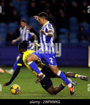 Liam Palmer (rechts) von Sheffield am Mittwoch trifft Watfords Tom Dele-Bashiru während des Sky Bet Championship-Spiels in Hillsborough, Sheffield. Bilddatum: Mittwoch, 31. Januar 2024. Stockfoto