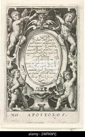 Titeldruck für eine Serie mit den zwölf Aposteln, Crispijn van de Passe (I), 1574–1637 Druck Cartouche mit einem lateinischen Bibelziat. In den unteren Ecken zwei Engel mit brennender Fackel und in den oberen Ecken zwei Engel mit Kreuz. Auf der Kartusche ein Lamm, das von einem Engel gekrönt wird. Am Rand wird der Titel der Seriennummer in lateinischer Sprache angezeigt. Titeldruck für eine Serie mit den zwölf Aposteln. Kölner Papierstich mit Symbolen von Christus  Tieren Stockfoto