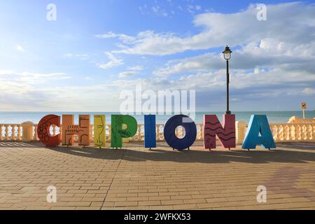 Chipiona, Cadiz, Spanien - 10. Oktober 2023: Bunte Buchstaben, die den Namen der Stadt Chipiona an der Strandpromenade bilden Stockfoto