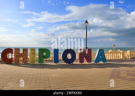 Chipiona, Cadiz, Spanien - 10. Oktober 2023: Bunte Buchstaben, die den Namen der Stadt Chipiona an der Strandpromenade bilden Stockfoto
