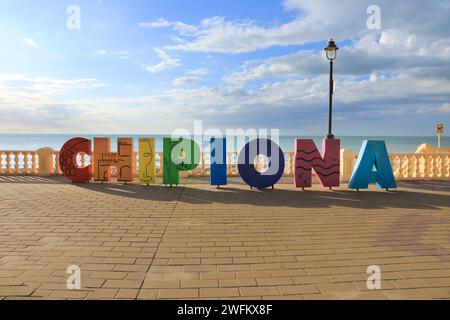Chipiona, Cadiz, Spanien - 10. Oktober 2023: Bunte Buchstaben, die den Namen der Stadt Chipiona an der Strandpromenade bilden Stockfoto
