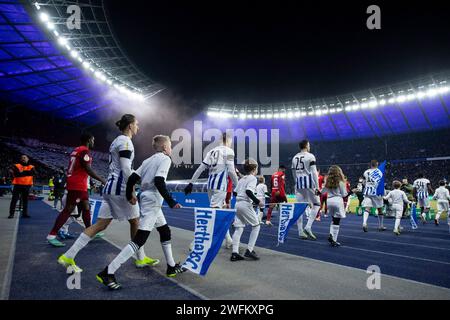 Berlin, Deutschland. Januar 31, 2024. Hertha BSC beim einlaufen, Derry Scherhant (Hertha BSC, 39), Haris Tabakovic (Hertha BSC, 25), Michal Karbownik (Hertha BSC, 6) DFB-Pokal 2023/24, Viertelfinale: Hertha BSC – 1. FC Kaiserslautern, Olympiastadion, Berlin, 31.01.2024 DFB-VORSCHRIFTEN VERBIETEN DIE VERWENDUNG VON FOTOGRAFIEN ALS BILDSEQUENZEN UND/ODER QUASI-VIDEO/dpa/Alamy Live News Stockfoto