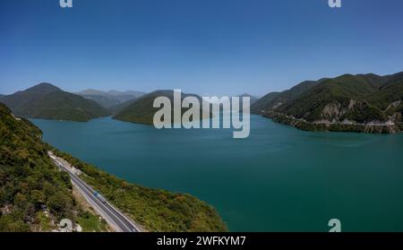 Zhinvali-Stausee am Aragvi-Fluss in Georgien im Sommer, horizontales Panorama von einer Drohne aus. Das Kaukasusgebirge Stockfoto