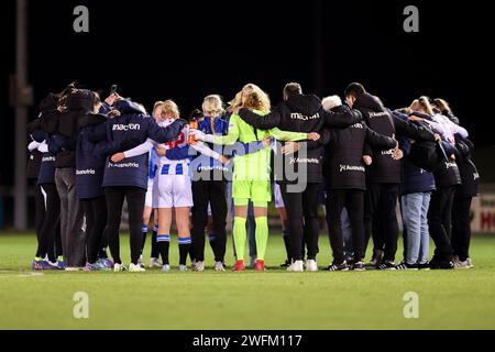 Heerenveen, Niederlande. Januar 31, 2024. HEERENVEEN, NIEDERLANDE - JANUAR 31: Spieler von sc Heerenveen bilden ein Kumpel während des niederländischen Azerion Vrouwen Eredivisie-Spiels zwischen sc Heerenveen und FC Twente im Sportpark Skoatterwald am 31. Januar 2024 in Heerenveen, Niederlande. (Foto: Pieter van der Woude/Orange Pictures) Credit: Orange Pics BV/Alamy Live News Stockfoto