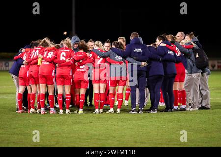 Heerenveen, Niederlande. Januar 31, 2024. HEERENVEEN, NIEDERLANDE - JANUAR 31: Spieler des FC Twente bilden ein Kumpel beim niederländischen Azerion Vrouwen Eredivisie Spiel zwischen sc Heerenveen und FC Twente im Sportpark Skoatterwald am 31. Januar 2024 in Heerenveen, Niederlande. (Foto: Pieter van der Woude/Orange Pictures) Credit: Orange Pics BV/Alamy Live News Stockfoto