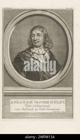 Porträt von Abraham van der Hulst, Jacob Houbraken, 1790–1796 Druckbüste van Abraham van der Hulst in einem Oval. Das Porträt liegt auf einem Sockel, auf dem Name und Daten in drei Zeilen in Niederländisch stehen. Links oben: XIII Teilen und rechts oben: S. 206. Amsterdamer Papierstich Stockfoto