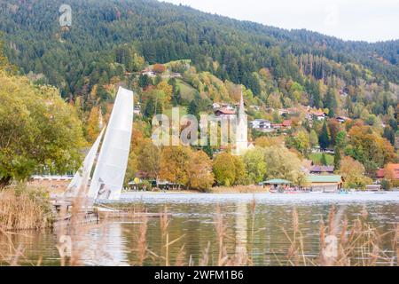 Schliersee: see und Kirche Schliersee, Herbstfarben, Segelboot in Oberbayern, Tegernsee Schliersee, Oberbayern, Bayern, Bayern, Deutschland Stockfoto
