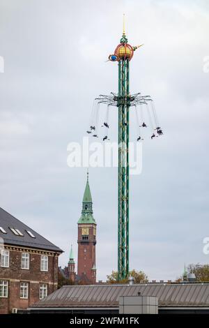 KOPENHAGEN, DÄNEMARK - 27. OKTOBER 2014: Die Star Flyer Attraktion des Vergnügungsparks Tivoli Gardens in Kopenhagen, Dänemark Stockfoto