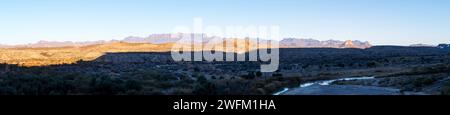 Panoramablick auf die Chisos Berge (in der Ferne) und Cerro Castellan (rechts vom Zentrum) und den Rio Grande vom Santa Elena Canyon. Große Biegung N Stockfoto