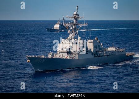 Philippine Sea, Usa. Januar 31, 2024. Der Arleigh-Burke-Klasse-Lenkraketenzerstörer USS Daniel K. Inouye, Front, und der Ticonderoga-Klasse-Lenkraketenkreuzer USS Princeton während einer Multi-Large Deck Event Übung am 31. Januar 2024 auf der Philippinischen See. Foto: MC3 Robert Hicks/U.S. Navy Photo/Alamy Live News Stockfoto