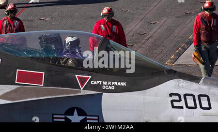 Pazifik, Usa. 30. Januar 2024. Ein F/A-18E Super Hornet Jagdflugzeug der US Navy, das dem Kampfjet Tophatters of Strike Fighter Squadron 14 zugeordnet ist, manövriert auf dem Flugdeck des Flugzeugträgers USS Abraham Lincoln der Nimitz-Klasse während Routineeinsätzen am 29. Januar 2024 im Pazifik. Foto: MC2 Eduardo Torres/U.S. Navy Photo/Alamy Live News Stockfoto