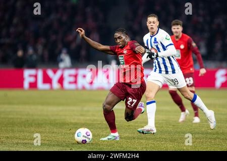 Berlin, Deutschland. Januar 31, 2024. Frank Ronstadt (1. FC Kaiserslautern, 27) im Zweikampf mit Derry Scherhant (Hertha BSC, 39) DFB-Pokal 2023/24, Viertelfinale: Hertha BSC – 1. FC Kaiserslautern, Olympiastadion, Berlin, 31.01.2024 DFB-VORSCHRIFTEN VERBIETEN DIE VERWENDUNG VON FOTOGRAFIEN ALS BILDSEQUENZEN UND/ODER QUASI-VIDEO/dpa/Alamy Live News Stockfoto