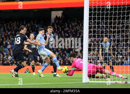 Etihad Stadium, Manchester, Großbritannien. Januar 31, 2024. Premier League Football, Manchester City gegen Burnley; Torhüter James Trafford rettet zu Füßen von Julian Alvarez von Manchester City Credit: Action Plus Sports/Alamy Live News Stockfoto