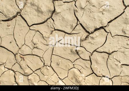 Getrockneter Boden wegen Wassermangel. Fehlende Wasserkrise. Die Auswirkungen des Klimawandels. Hintergrund und Textur getrocknet. Internationaler Wassertag. Stockfoto