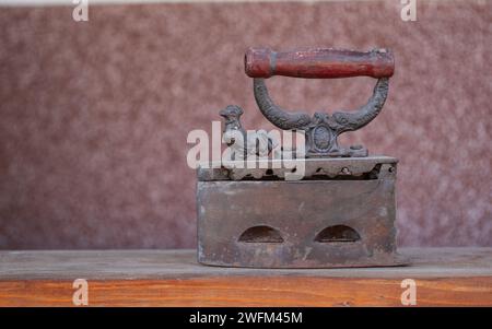 Ein altes traditionelles rumänisches Eisen, das mit heißen Kohlen arbeitet. Bügeln im alten Stil. Traditionelles Bügeln. Stockfoto