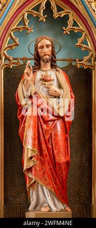 BANSKA BELA, SLOWAKEI - 5. FEBRUAR 2015: Das Herz Jesu Christi Statue von St. Johannes die evangelistische Kirche von Ende 19. Cent. Von unbekanntem Künstler. Stockfoto