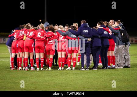 Heerenveen, Niederlande. Januar 31, 2024. HEERENVEEN, NIEDERLANDE - JANUAR 31: Spieler des FC Twente bilden ein Kumpel beim niederländischen Azerion Vrouwen Eredivisie Spiel zwischen sc Heerenveen und FC Twente im Sportpark Skoatterwald am 31. Januar 2024 in Heerenveen, Niederlande. (Foto: Pieter van der Woude/Orange Pictures) Credit: dpa/Alamy Live News Stockfoto