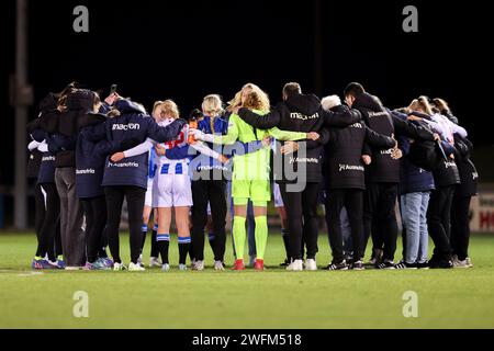 Heerenveen, Niederlande. Januar 31, 2024. HEERENVEEN, NIEDERLANDE - JANUAR 31: Spieler von sc Heerenveen bilden ein Kumpel während des niederländischen Azerion Vrouwen Eredivisie-Spiels zwischen sc Heerenveen und FC Twente im Sportpark Skoatterwald am 31. Januar 2024 in Heerenveen, Niederlande. (Foto: Pieter van der Woude/Orange Pictures) Credit: dpa/Alamy Live News Stockfoto