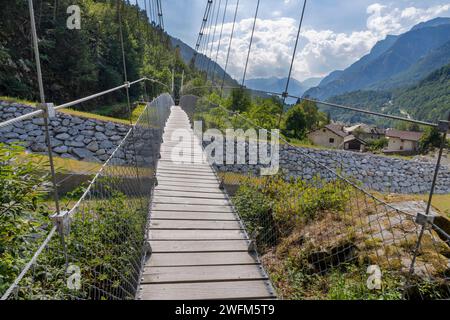 Die neue Hängebirge im Dorf Bondo im Bregaglia-Gebirge - Schweiz. Stockfoto