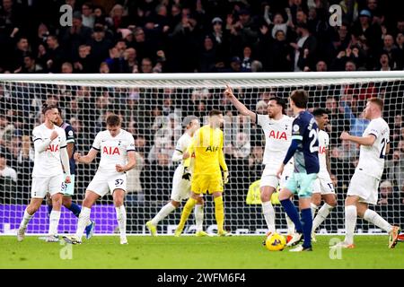 Tottenham Hotspurs Micky van de Ven (2. Von links) führt am Ende des Spiels nach dem Sieg im Premier League-Spiel im Tottenham Hotspur Stadium in London an. Bilddatum: Mittwoch, 31. Januar 2024. Stockfoto