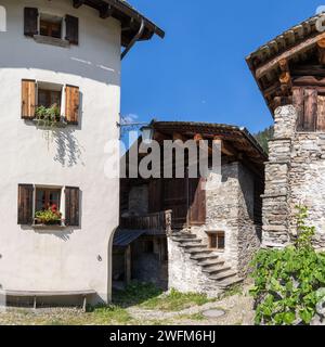 Die ländliche Architektur des Dorfes Bondo im Bregaglia Range - Schweiz. Stockfoto