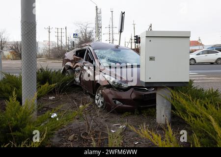 Verkehrsunfall. Versicherungsfall. Der Fahrer hat die Kontrolle verloren. Rutschige Straße. Defekte Bremsen. Das Auto ist gegen einen Stab gestürzt. Das Auto wurde bei einem Unfall beschädigt. Stockfoto