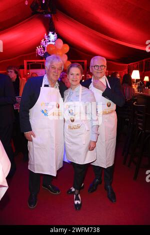 Rolf Zuckowski sowie Cornelia Poletto mit Rüdiger Grube, Prominente Binden sich die Schürze um und servieren im Cornelia Poletto PALAZZO ein exklusives 4-Gänge-Menü für den guten Zweck. Der Erlös des Abends C ein Mix aus Kulinarik und Unterhaltung C kommt dem Lufthafen im Altonaer Kinderkrankenhaus zugute, Palazzo Spiegelpalast auf der Horner Rennbahn, Hamburg am 31.1.2024 *** Rolf Zuckowski und Cornelia Poletto mit Rüdiger Grube, im Cornelia Poletto PALAZZO servieren Prominente ein exklusives 4-Gänge-Menü für einen guten Zweck. der Erlös vom Abend C a Culin Stockfoto