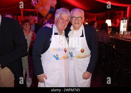 Rolf Zuckowski mit Rüdiger Grube, Prominente Binden sich die Schürze um und servieren im Cornelia Poletto PALAZZO ein exklusives 4-Gänge-Menü für den guten Zweck. Der Erlös des Abends C ein Mix aus Kulinarik und Unterhaltung C kommt dem Lufthafen im Altonaer Kinderkrankenhaus zugute, Palazzo Spiegelpalast auf der Horner Rennbahn, Hamburg am 31.1.2024 *** Rolf Zuckowski mit Rüdiger Grube, im Cornelia Poletto PALAZZO wird ein exklusives 4-Gänge-Menü für einen guten Zweck serviert. der Erlös vom Abend C wird eine Mischung aus kulinarischen Köstlichkeiten und Unterhaltung C profitieren Stockfoto