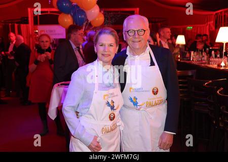 Cornelia Poletto mit Rüdiger Grube, Prominente Binden sich die Schürze um und servieren im Cornelia Poletto PALAZZO ein exklusives 4-Gänge-Menü für den guten Zweck. Der Erlös des Abends C ein Mix aus Kulinarik und Unterhaltung C kommt dem Lufthafen im Altonaer Kinderkrankenhaus zugute, Palazzo Spiegelpalast auf der Horner Rennbahn, Hamburg am 31.1.2024 *** Cornelia Poletto mit Rüdiger Grube, im Cornelia Poletto PALAZZO servieren Prominente ein exklusives 4-Gänge-Menü für einen guten Zweck. der Erlös des Abends C eine Mischung aus kulinarischen Köstlichkeiten und Unterhaltung C wird profitieren Stockfoto