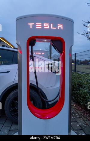 Tesla Supercharger Station, Schnellladestationen von Tesla, Paderborn, NRW, Deutschland Stockfoto