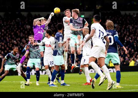 Tottenham Hotspurs Micky van de Ven hat seinen Titelgewinn von Mark Flekken während des Premier League-Spiels im Tottenham Hotspur Stadium in London gerettet. Bilddatum: Mittwoch, 31. Januar 2024. Stockfoto