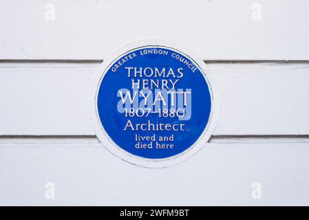 Blaue Gedenktafel für den Architekten Thomas Henry Wyatt (1807–1880) an der Great Russell Street, London Stockfoto