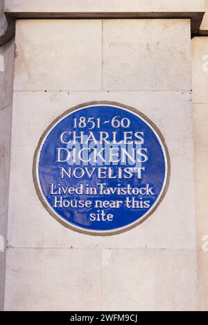 Blaue Gedenktafel für den Wohnsitz des Schriftstellers Charles Dickens im Londoner Tavistock House (1851–60) Stockfoto