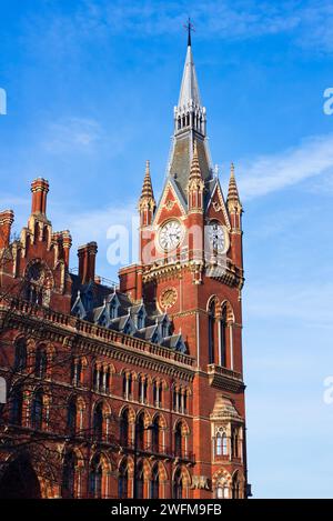 Uhrenturm und Fassade des St Pancras International Railway Station in London Stockfoto