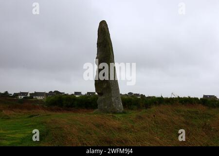 Der Menhir von Cam Louis ist ein Menhir in der Stadt Plouescat im französischen Département Finistère Stockfoto