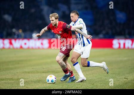 Berlin, Deutschland. Januar 31, 2024. Tymoteusz Puchacz (1. FC Kaiserslautern, 15) im Zweikampf mit Derry Scherhant (Hertha BSC, 39) DFB-Pokal 2023/24, Viertelfinale: Hertha BSC – 1. FC Kaiserslautern, Olympiastadion, Berlin, 31.01.2024 DFB-VORSCHRIFTEN VERBIETEN DIE VERWENDUNG VON FOTOGRAFIEN ALS BILDSEQUENZEN UND/ODER QUASI-VIDEO/dpa/Alamy Live News Stockfoto