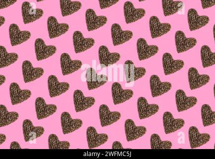 Herzmuster aus Kaffeebohnen auf rosa Hintergrund. Valentinstag-Konzept. Stockfoto