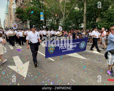 Die NYPD zeigt ihre Unterstützung für die LBGT-Community mit ihrer Marschband, die an der Gay Pride Parade teilnimmt Stockfoto