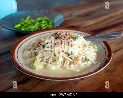 Bakmi Godhog, traditionelles indonesisches Street Food, gekochte Nudeln mit typischen Gewürzen der javanischen Küche. Stockfoto