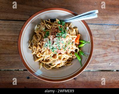 Bakmi Goreng, traditionelles indonesisches Street Food, gebratene Nudeln mit typischen Gewürzen der javanischen Küche. Stockfoto