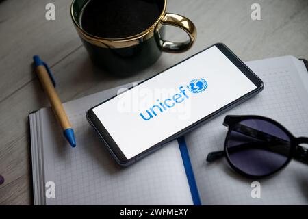 In dieser Abbildung wird ein UNICEF-Logo auf einem Smartphone angezeigt. Stockfoto