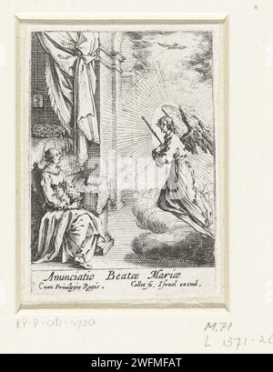 Annanciatia, Jacques Callot, 1633 – 1634 Print ein Engel sagt die Geburt Christi mit gefalteten Händen vor ihrem Bett neben einem Leser voraus. Über dem Engel der Heilige Geist in Form einer Taube. Eine lateinische Unterschrift unter der Vorstellung. Druckerei: Nancypublisher: Paris Paper Etching the Verkündigung: Mary Sitting Stockfoto