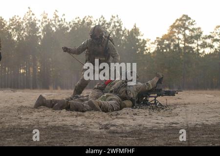 US Army Fallschirmjäger, die der Bravo Company, auch bekannt als „Black Heart“, 1. Bataillon, 504. Fallschirmjäger-Regiment, 1. Brigade Combat Team, 82. Airborne Division, hängte Munition für ein M240B Maschinengewehr während einer Live-Feuerübung im Rahmen der Operation Devil Strike auf Fort Liberty, North Carolina, 29. Januar, ab. 2024. Operation Devil Strike ist eine brigade-große gemeinsame Übung zur Überprüfung des gewaltsamen Eintritts, die dazu dient, die Bereitschaft der Fallschirmjäger vor dem Besuch des Joint Readiness Training Center in Fort Johnson, Louisiana, zu testen. Die 82nd Airborne Division ist der weltweit erste Joint Forc Stockfoto